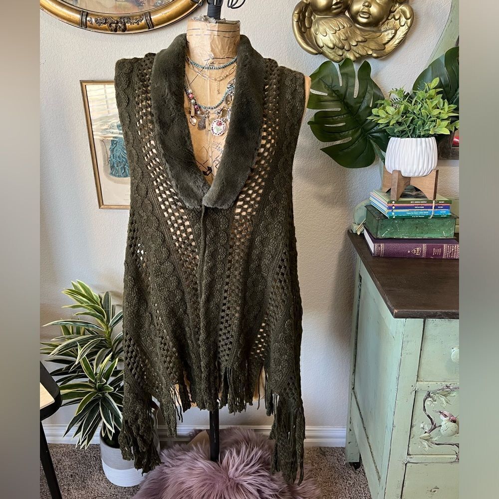 Laon Fashion BoutiqueβGreen Faux Fur Collar Crochet Fringe Duster BlouseβOnesize